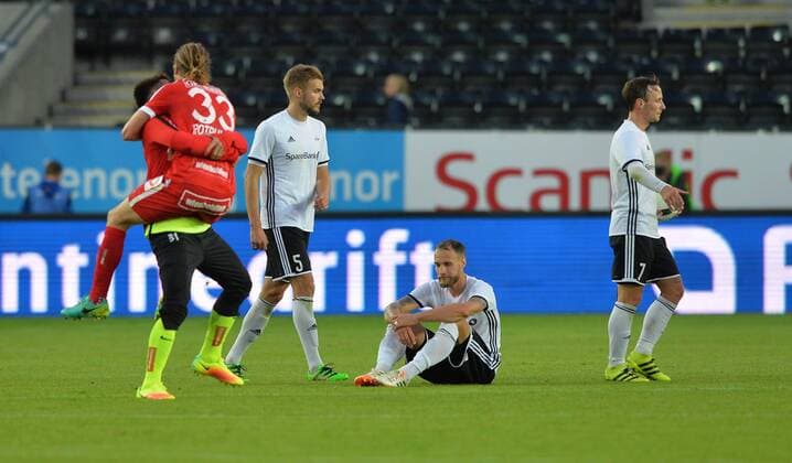 Fußball, EL Quali, Rosenborg Trondheim - Austria Wien Fotball Playoff UEFA Europa League Rosenborg - Austria Wien Lerkendal Stadium, Trondheim, Norway 25 august 2016 Rosenborgspillerne Mike Jensen (H), Tore Reginiussen (sittende) og Holmar Ôrn Eyjolfsson depper etter tapet mot Austria Wien Foto : ArvexJohnsen, Digitalsport 