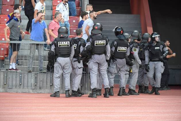 Fußball, EL Quali, Grasshopper Zürich - Fenerbahce Istanbul, Ausschreitungen auf den Rängen 25.08.2016 Zürich Schweiz Fussball Herren Saison 2016 2017 Europa League Qualifikation Grasshopper Club Zürich - Fenerbahce Istanbul . Bild zeigt Delta Security im Einsatz Aktion 