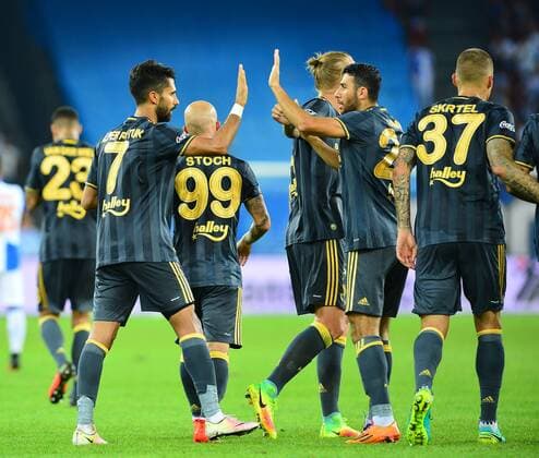 Bilder des Tages - SPORT Fußball, EL Quali, Grasshopper Zürich - Fenerbahce Istanbul UEFA Europa league Playoff second leg match between Grasshoppers and Fenerbahce at Letzigrund Stadium in Zurich, Swiss on August 25 , 2016. Final Score: Grasshoppers 0 - Fenerbahce 2 Pictured: Fenerbahce players celebrates for first goal. (Alper Potuk , Martin Skrtel , Simon Kjaer ) Not available for publication in Turkey. 