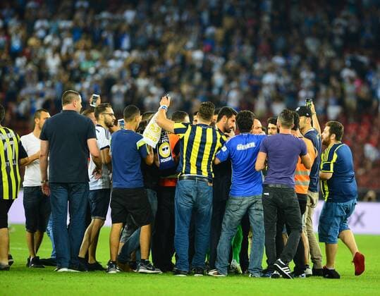Fußball, EL Quali, Grasshopper Zürich - Fenerbahce Istanbul, Platzsturm der Fener-Fans nach Spielende UEFA Europa league Playoff second leg match between Grasshoppers and Fenerbahce at Letzigrund Stadium in Zurich, Swiss on August 25 , 2016. Final Score: Grasshoppers 0 - Fenerbahce 2 Pictured:At the end of the game , Fenerbahce fans entered to the pitch in order to get a shirt of footballers of their teams. ( Goalkeeper Volkan Demirel ) Not available for publication in Turkey. 