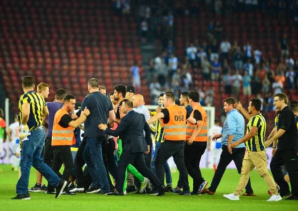 Bilder des Tages - SPORT Fußball, EL Quali, Grasshopper Zürich - Fenerbahce Istanbul, Platzsturm der Fener-Fans nach Spielende UEFA Europa league Playoff second leg match between Grasshoppers and Fenerbahce at Letzigrund Stadium in Zurich, Swiss on August 25 , 2016. Final Score: Grasshoppers 0 - Fenerbahce 2 Pictured:At the end of the game , Fenerbahce fans entered to the pitch in order to get a shirt of footballers of their teams. ( Goalkeeper Volkan Demirel ) Not available for publication in Turkey. 