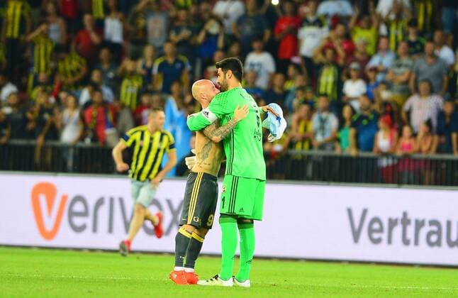 Fußball, EL Quali, Grasshopper Zürich - Fenerbahce Istanbul, Platzsturm der Fener-Fans nach Spielende UEFA Europa league Playoff second leg match between Grasshoppers and Fenerbahce at Letzigrund Stadium in Zurich, Swiss on August 25 , 2016. Final Score: Grasshoppers 0 - Fenerbahce 2 Pictured:At the end of the game , Fenerbahce fans entered to the pitch in order to get a shirt of footballers of their teams. ( Goalkeeper Volkan Demirel ) Not available for publication in Turkey. 