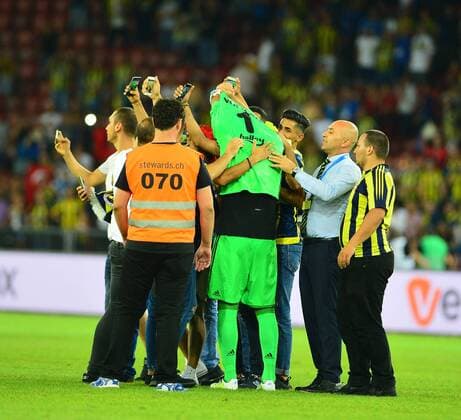 Fußball, EL Quali, Grasshopper Zürich - Fenerbahce Istanbul, Platzsturm der Fener-Fans nach Spielende UEFA Europa league Playoff second leg match between Grasshoppers and Fenerbahce at Letzigrund Stadium in Zurich, Swiss on August 25 , 2016. Final Score: Grasshoppers 0 - Fenerbahce 2 Pictured:At the end of the game , Fenerbahce fans entered to the pitch in order to get a shirt of footballers of their teams. ( Goalkeeper Volkan Demirel ) Not available for publication in Turkey. 