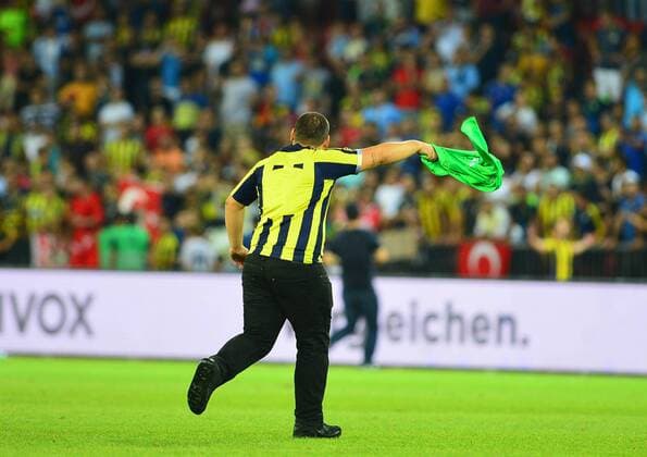 Fußball, EL Quali, Grasshopper Zürich - Fenerbahce Istanbul, Platzsturm der Fener-Fans nach Spielende UEFA Europa league Playoff second leg match between Grasshoppers and Fenerbahce at Letzigrund Stadium in Zurich, Swiss on August 25 , 2016. Final Score: Grasshoppers 0 - Fenerbahce 2 Pictured:At the end of the game , Fenerbahce fans entered to the pitch in order to get a shirt of footballers of their teams. Not available for publication in Turkey. 