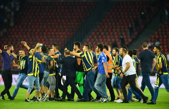 Fußball, EL Quali, Grasshopper Zürich - Fenerbahce Istanbul, Platzsturm der Fener-Fans nach Spielende UEFA Europa league Playoff second leg match between Grasshoppers and Fenerbahce at Letzigrund Stadium in Zurich, Swiss on August 25 , 2016. Final Score: Grasshoppers 0 - Fenerbahce 2 Pictured:At the end of the game , Fenerbahce fans entered to the pitch in order to get a shirt of footballers of their teams. ( Goalkeeper Volkan Demirel ) Not available for publication in Turkey. 