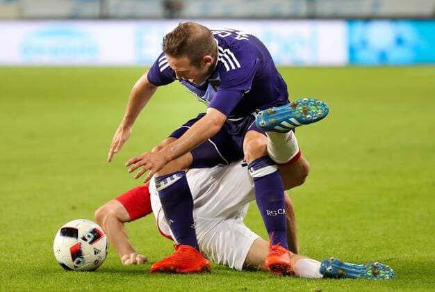 Fußball, EL Quali, RSC Anderlecht - Slavia Prag Slavia s Jan Mikula and Anderlecht s Diego Capel fight for the ball during a match between Belgian first league soccer team RSC Anderlecht against Czech Slavia Prague, the return leg of the playoff round in the Europa League competition, Thursday 25 August 2016, in Anderlecht, Brussels. First leg ended on 0-3 in Czech Republic. VIRGINIExLEFOUR  x04918866x