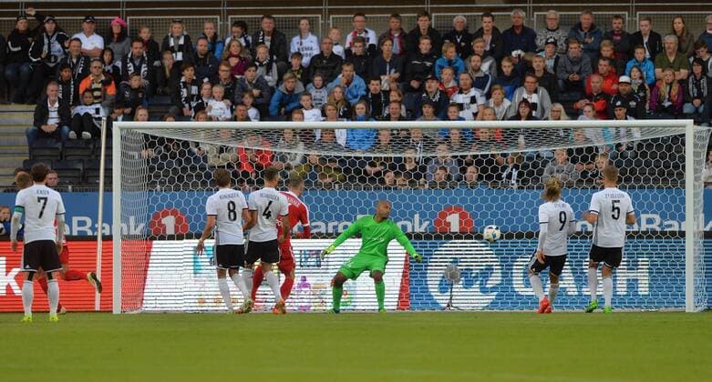 Fotball Playoff UEFA Europa League Rosenborg - Austria Wien Lerkendal Stadium, Trondheim, Norway 25 august 2016 Her scorer Alexander Grünwald 0-1 for Austria Wien og Rosenborgs keeper Adam Kwarasey kan lite gjøre Foto : ArvexJohnsen, Digitalsport 