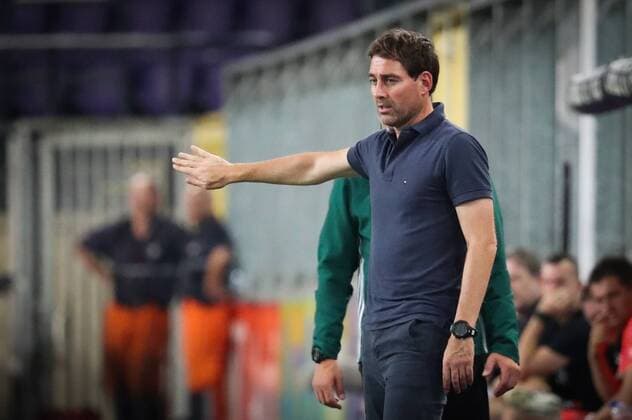 Anderlecht s head coach Rene Weiler gestures during a match between Belgian first league soccer team RSC Anderlecht against Czech Slavia Prague, the return leg of the playoff round in the Europa League competition, Thursday 25 August 2016, in Anderlecht, Brussels. First leg ended on 0-3 in Czech Republic. VIRGINIExLEFOUR  x04918873x