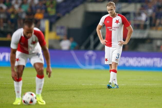 Fußball, EL Quali, RSC Anderlecht - Slavia Prag Slavia s Jan Mikula (R) looks dejected during a match between Belgian first league soccer team RSC Anderlecht against Czech Slavia Prague, the return leg of the playoff round in the Europa League competition, Thursday 25 August 2016, in Anderlecht, Brussels. First leg ended on 0-3 in Czech Republic. BRUNOxFAHY  x04918872x