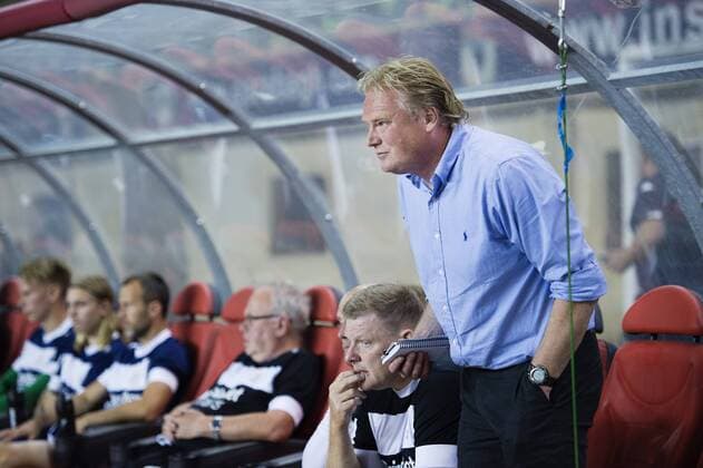 160825 IFK Göteborgs tränare Jörgen Lennartsson under fotbollsmatchen i kvalet till Europa League mellan Karabach och IFK Göteborg den 25 augusti 2016 i Baku.  Copyright: JOHANNAxLUNDBERG BB160825JL080