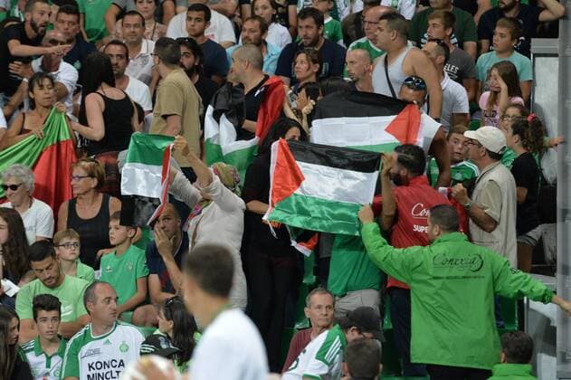 Fußball, EL Quali, AS St. Etienne - Beitar Jerusalem Drapeaux Palestinien FOOTBALL : Saint Etienne vs Beitar Jerusalem - Ligue Europa - Barrage - 25 08 2016 FredericChambert Panoramic 