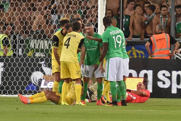 Fußball, EL Quali, AS St. Etienne - Beitar Jerusalem Stephane Ruffier (saint etienne) et Etey Shechter (beitar) a terre FOOTBALL : Saint Etienne vs Beitar Jerusalem - Ligue Europa - Barrage - 25 08 2016 FredericChambert Panoramic 