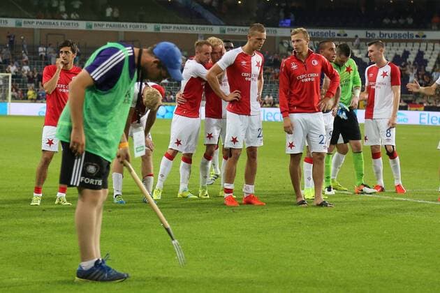 Fußball, EL Quali, RSC Anderlecht - Slavia Prag Slavia s players look dejected after a match between Belgian first league soccer team RSC Anderlecht against Czech Slavia Prague, the return leg of the playoff round in the Europa League competition, Thursday 25 August 2016, in Anderlecht, Brussels. First leg ended on 0-3 in Czech Republic. BRUNOxFAHY  x04918884x