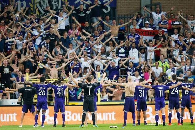 Anderlecht s players celebrate after winning a match between Belgian first league soccer team RSC Anderlecht against Czech Slavia Prague, the return leg of the playoff round in the Europa League competition, Thursday 25 August 2016, in Anderlecht, Brussels. First leg ended on 0-3 in Czech Republic. BRUNOxFAHY  x04918900x