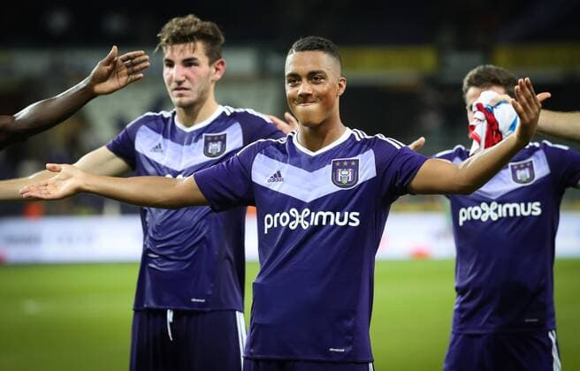 Anderlecht s Michael Heylen, Anderlecht s Youri Tielemans and Anderlecht s Alexandru Chipciu celebrate after winning a match between Belgian first league soccer team RSC Anderlecht against Czech Slavia Prague, the return leg of the playoff round in the Europa League competition, Thursday 25 August 2016, in Anderlecht, Brussels. First leg ended on 0-3 in Czech Republic. VIRGINIExLEFOUR  x04918908x