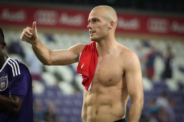 Anderlecht s Bram Nuytinck celebrates after winning a match between Belgian first league soccer team RSC Anderlecht against Czech Slavia Prague, the return leg of the playoff round in the Europa League competition, Thursday 25 August 2016, in Anderlecht, Brussels. First leg ended on 0-3 in Czech Republic. VIRGINIExLEFOUR  x04918917x