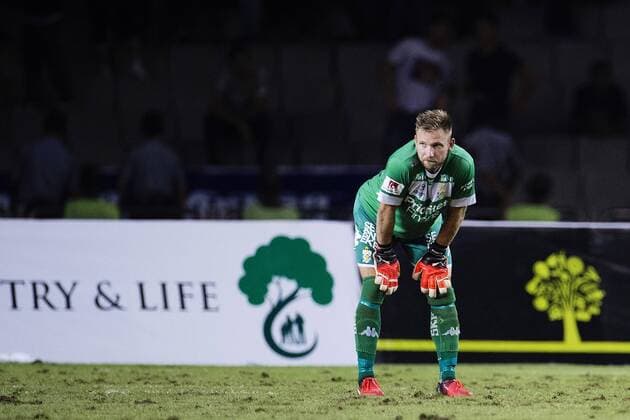 Fußball, EL Quali, Qarabag Agdam - IFK Göteborg, schlechte Platzverhältnisse IFK Göteborgs John Alvbage - Baku, Fussball Europa League Quali, Qarabag FK vs. IFK Göteborg.  Copyright: JOHANNAxLUNDBERG BB160825JL088
