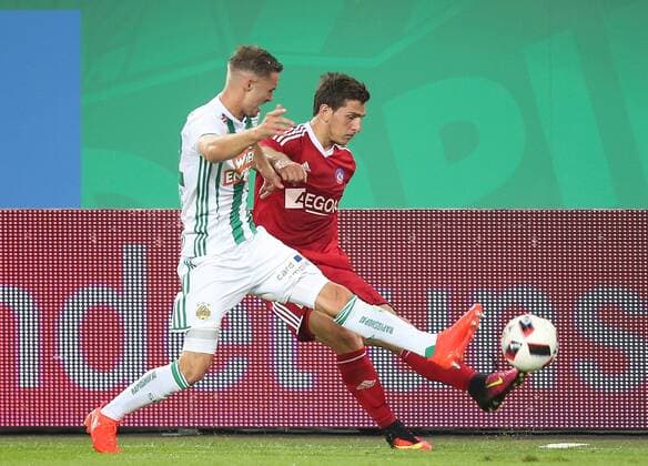 SOCCER - UEFA EL quali, Rapid vs Trencin VIENNA,AUSTRIA,25.AUG.16 - SOCCER - UEFA Europa League, Play-off qualification, SK Rapid Wien vs FK AS Trencin. Image shows Mario Pavelic (Rapid) and Jakub Holubek (Trencin). Keywords: Wien Energie. GEPAxpictures xPatrickxLeuk