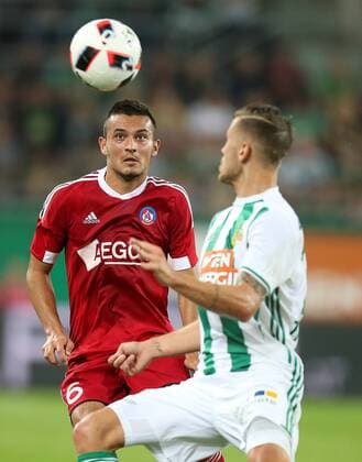 SOCCER - UEFA EL quali, Rapid vs Trencin VIENNA,AUSTRIA,25.AUG.16 - SOCCER - UEFA Europa League, Play-off qualification, SK Rapid Wien vs FK AS Trencin. Image shows Martin Sulek (Trencin) and Arnor Ingvi Traustason (Rapid). Keywords: Wien Energie. GEPAxpictures xPatrickxLeuk