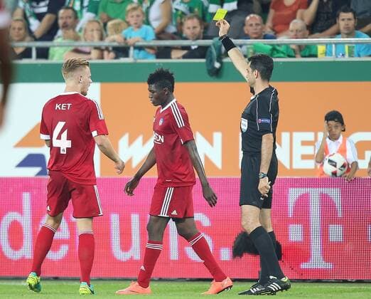 SOCCER - UEFA EL quali, Rapid vs Trencin VIENNA,AUSTRIA,25.AUG.16 - SOCCER - UEFA Europa League, Play-off qualification, SK Rapid Wien vs FK AS Trencin. Image shows (Trencin), Aliko Bala (Trencin) and referee Aleksandar Stavrev. Keywords: Wien Energie. GEPAxpictures xPatrickxLeuk