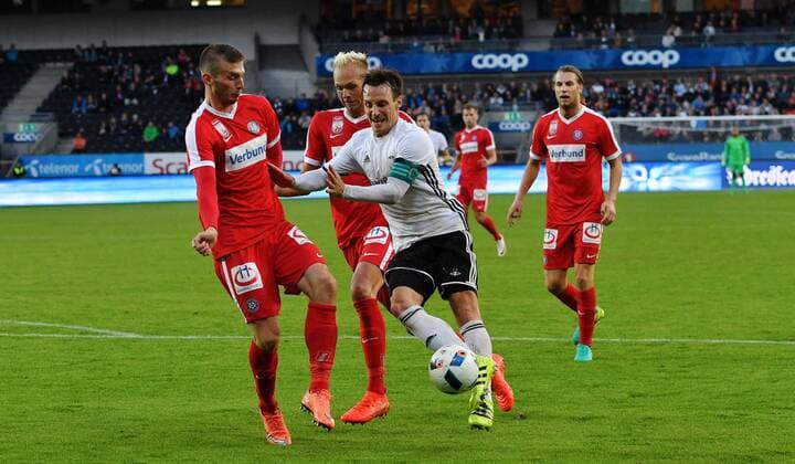Fotball Playoff UEFA Europa League Rosenborg - Austria Wien Lerkendal Stadium, Trondheim, Norway 25 august 2016 Petar Filipovic, Austria Wien (V), Mike Jensen, Rosenborg 