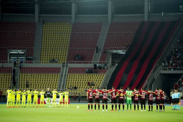 Bilder des Tages - SPORT Fußball, EL Quali, KF Shkendija Tetovo - KAA Gent Gent s players and Shkendija s players pictured before a match between Macedonia s Shkendija and Belgian first league soccer team KAA Gent, the return leg of the playoff round in the Europa League competition, Thursday 25 August 2016, in Skopje, Macedonia. First leg ended on a 2-1 result in Belgium. JASPERxJACOBS  x04919026x