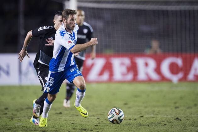 Fußball, EL Quali, Qarabag Agdam - IFK Göteborg, schlechte Platzverhältnisse IFK Göteborgs Emil Salomonsson - Baku, Fussball Europa League Quali, Qarabag FK vs. IFK Göteborg.  Copyright: JOHANNAxLUNDBERG BB160825JL095