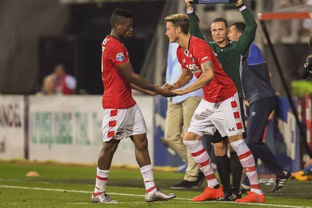 (L-R) Fernando Lewis of AZ Alkmaar, Wout Weghorst of AZ Alkmaarduring the Europa League match between AZ and FK Vojvodina on august 25, 2016 at the AFAS Stadium in Alkmaar, the Netherlands AZ v FK Vojvodina Europa League 2016 2017 xVIxGerritxvanxKeulenxIVx 6100391