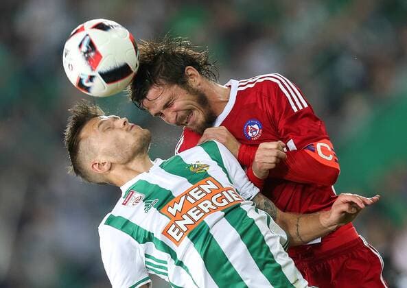 SOCCER - UEFA EL quali, Rapid vs Trencin VIENNA,AUSTRIA,25.AUG.16 - SOCCER - UEFA Europa League, Play-off qualification, SK Rapid Wien vs FK AS Trencin. Image shows Arnor Ingvi Traustason (Rapid) and Peter Klescik (Trencin). Keywords: Wien Energie. GEPAxpictures xPatrickxLeuk
