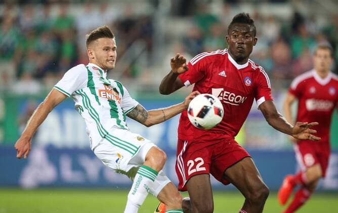SOCCER - UEFA EL quali, Rapid vs Trencin VIENNA,AUSTRIA,25.AUG.16 - SOCCER - UEFA Europa League, Play-off qualification, SK Rapid Wien vs FK AS Trencin. Image shows Arnor Ingvi Traustason (Rapid) and Christopher Udeh (Trencin). Keywords: Wien Energie. GEPAxpictures xPatrickxLeuk
