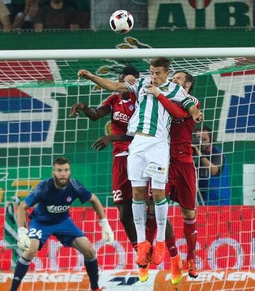 SOCCER - UEFA EL quali, Rapid vs Trencin VIENNA,AUSTRIA,25.AUG.16 - SOCCER - UEFA Europa League, Play-off qualification, SK Rapid Wien vs FK AS Trencin. Image shows Christopher Udeh (Trencin), Stefan Schwab (Rapid) and David Richtarech (Trencin). Keywords: Wien Energie. GEPAxpictures xPhilippxBrem