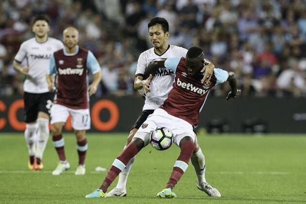 Takayuki Seto (Astra), Cheikhou Kouyate (West Ham), AUGUST 25, 2016 - Football Soccer : Takayuki Seto of Astra and Cheikhou Kouyate of West Ham battle for the ball during the UEFA Europa League Play-off second leg match between West Ham United and Astra Giurgiu at the London Stadium in London, England. Noxthirdxpartyxsales  (mdga011722)