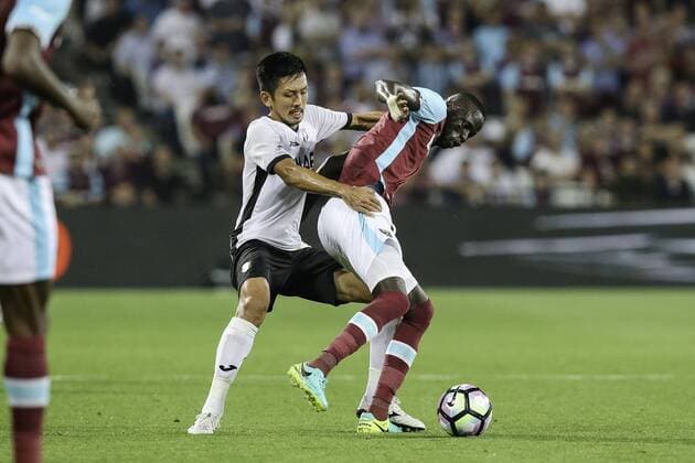 Takayuki Seto (Astra), Cheikhou Kouyate (West Ham), AUGUST 25, 2016 - Football Soccer : Takayuki Seto of Astra and Cheikhou Kouyate of West Ham battle for the ball during the UEFA Europa League Play-off second leg match between West Ham United and Astra Giurgiu at the London Stadium in London, England. Noxthirdxpartyxsales  (mdga011723)