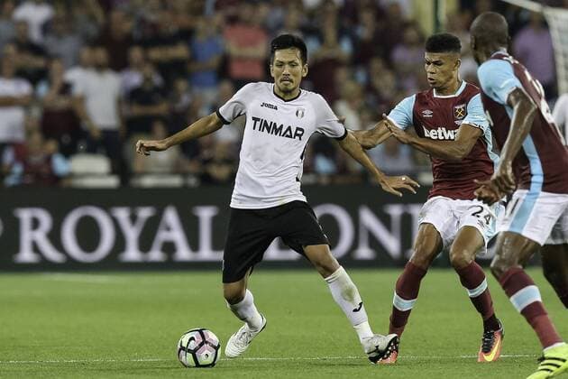 Takayuki Seto (Astra), Ashley Fletcher (West Ham), AUGUST 25, 2016 - Football Soccer : Takayuki Seto of Astra and Ashley Fletcher of West Ham during the UEFA Europa League Play-off second leg match between West Ham United and Astra Giurgiu at the London Stadium in London, England. Noxthirdxpartyxsales  (mdga011735)