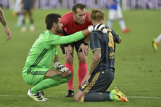 V.l.n.r. Torhueter Volkan Demirel, FI, Schiedsrichter Danny Makkelie, NED, Simon Kjaer, FI, Grasshopper Club Zuerich - Fenerbahce Istanbul SK, UEFA Europa League Play-off, Fussball, 25.08.2016 
