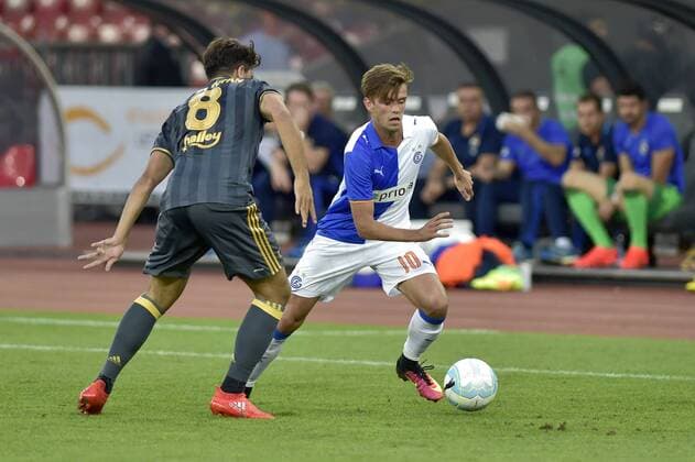 Li. Ozan Tufan, FI, re. Lucas Andersen, GC, Grasshopper Club Zuerich - Fenerbahce Istanbul SK, UEFA Europa League Play-off, Fussball, 25.08.2016 