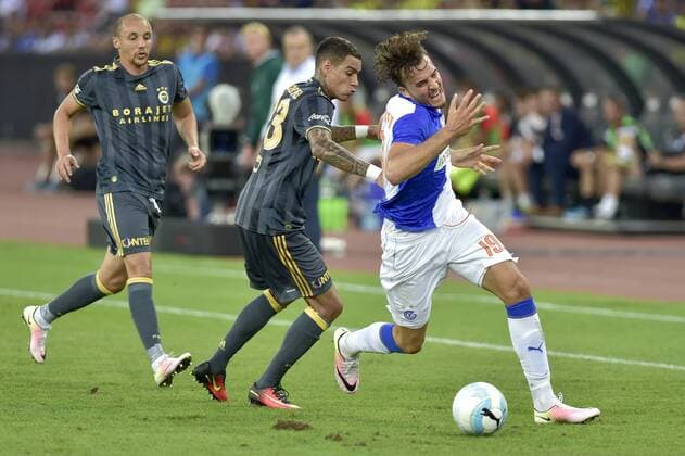 V.l.n.r. Aatif Chahechouhe, Gregory van der Wiel, FI, Haris Tabakovic, GC, Grasshopper Club Zuerich - Fenerbahce Istanbul SK, UEFA Europa League Play-off, Fussball, 25.08.2016 
