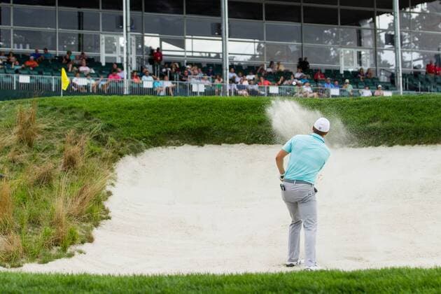 August 25, 2016: Jordan Spieth hits out of the bunker in front of the 18th green during the first round of play at The Barclays, on the Black course, at Bethpage State Park in Farmingdale, NY. (Photo by David Hahn Icon Sportswire) GOLF: AUG 25 PGA Golf Herren - The Barclays - First Round Icon160825043 EDITORIAL USE ONLY