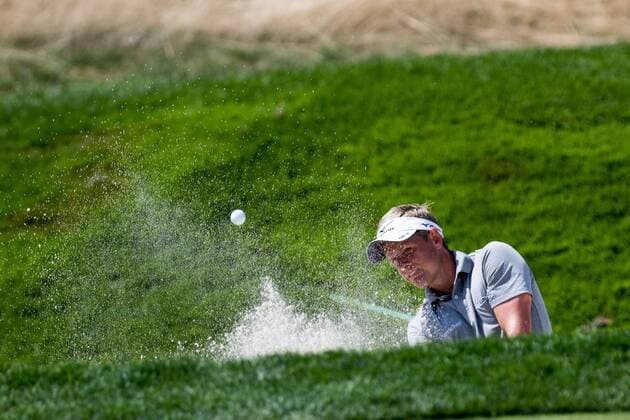 August 25, 2016: Luke Donald hits out of a green side bunker at the fifth green during the first round of play at The Barclays, on the Black course, at Bethpage State Park in Farmingdale, NY. (Photo by David Hahn Icon Sportswire) GOLF: AUG 25 PGA Golf Herren - The Barclays - First Round Icon160825010 EDITORIAL USE ONLY