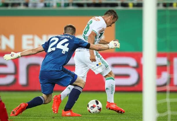 SOCCER - UEFA EL quali, Rapid vs Trencin VIENNA,AUSTRIA,25.AUG.16 - SOCCER - UEFA Europa League, Play-off qualification, SK Rapid Wien vs FK AS Trencin. Image shows Igor Semrinec (Trencin) and Stefan Schwab (Rapid). Keywords: Wien Energie. GEPAxpictures xPatrickxLeuk
