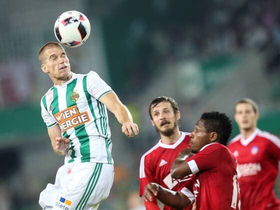 SOCCER - UEFA EL quali, Rapid vs Trencin VIENNA,AUSTRIA,25.AUG.16 - SOCCER - UEFA Europa League, Play-off qualification, SK Rapid Wien vs FK AS Trencin. Image shows Srdjan Grahovac (Rapid) and Samuel Kalu (Trencin). Keywords: Wien Energie. GEPAxpictures xPatrickxLeuk