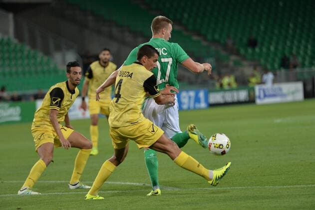 Robert Beric (saint etienne) vs Jesus Rueda (beitar) - Fussball, Europa League Quali, AS Saint Etienne vs. Beitar Jerusalem - 25 08 2016 FredericChambert Panoramic 