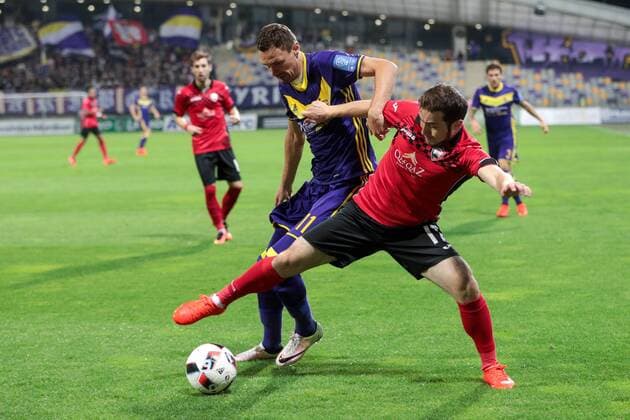 25.08.2016, Ljudski vrt, Maribor, SLO, UEFA EL, NK Maribor vs Gabala FK, im Bild Milivoje Novakovic 11 of NK Maribor and Magomed Mirzabekov 17 of Gabala FK during the UEFA Europaleague Play off 2nd Leg Match between NK Maribor and Gabala FK at the Ljudski vrt in Maribor, Slovenia on 2016 08 25. Maribor  EP_stida  