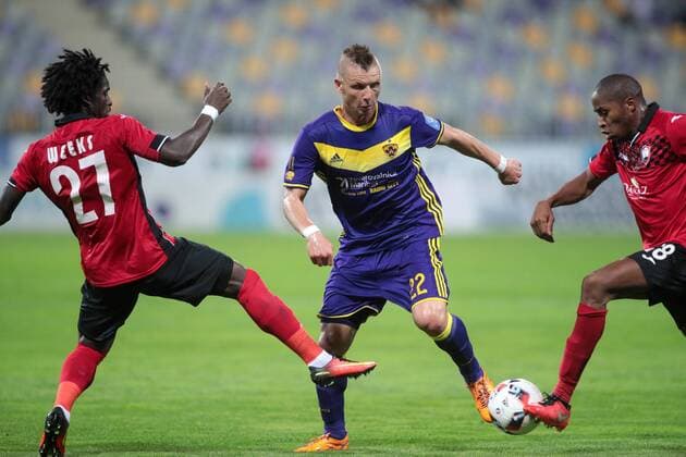 25.08.2016, Ljudski vrt, Maribor, SLO, UEFA EL, NK Maribor vs Gabala FK, im Bild Dare Vrsic 22 of NK Maribor and Theo Weeks 27 of Gabala FK during the UEFA Europaleague Play off 2nd Leg Match between NK Maribor and Gabala FK at the Ljudski vrt in Maribor, Slovenia on 2016 08 25. Maribor  EP_stida  