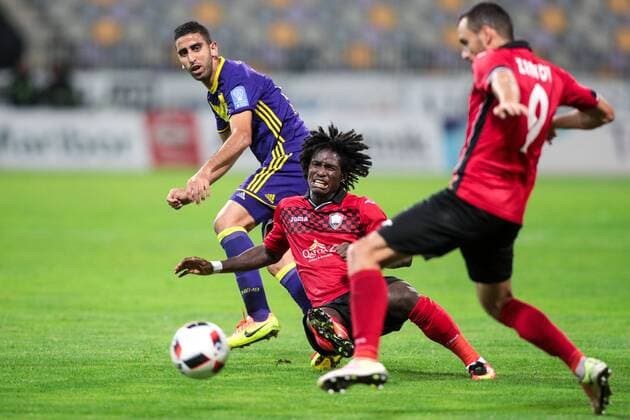 25.08.2016, Ljudski vrt, Maribor, SLO, UEFA EL, NK Maribor vs Gabala FK, im Bild Marwan Kabha 24 of NK Maribor and Theo Weeks 27 of Gabala FK during the UEFA Europaleague Play off 2nd Leg Match between NK Maribor and Gabala FK at the Ljudski vrt in Maribor, Slovenia on 2016 08 25. Maribor  EP_stida  
