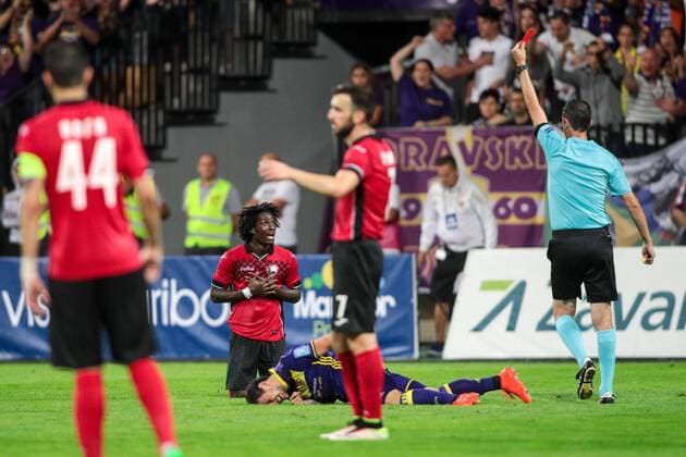 25.08.2016, Ljudski vrt, Maribor, SLO, UEFA EL, NK Maribor vs Gabala FK, im Bild Referee Viktor Kassai (HUN) shows a red card to Theo Weeks 27 of Gabala FK during the UEFA Europaleague Play off 2nd Leg Match between NK Maribor and Gabala FK at the Ljudski vrt in Maribor, Slovenia on 2016 08 25. Maribor  EP_stida  
