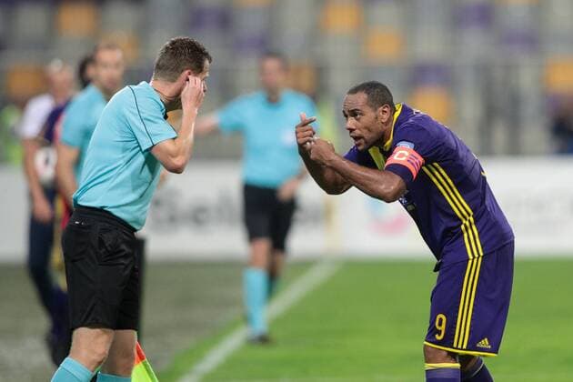 25.08.2016, Ljudski vrt, Maribor, SLO, UEFA EL, NK Maribor vs Gabala FK, im Bild Marcos Morales Tavares 9 of NK Maribor and linesman during the UEFA Europaleague Play off 2nd Leg Match between NK Maribor and Gabala FK at the Ljudski vrt in Maribor, Slovenia on 2016 08 25. Maribor  EP_stida  