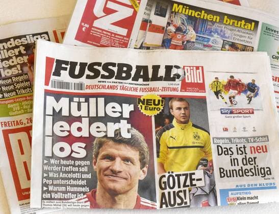 26.08.2016, Fussball 1.Liga 2016 2017, 1.Spieltag, FC Bayern München - SV Werder Bremen, in der Allianz Arena München. Zum ersten Spieltag bringt der Axel-Springer-Verlag eine neue tägliche Fussball-Zeitung in Süddeutschland auf den Markt, die Fussball-BILD . 