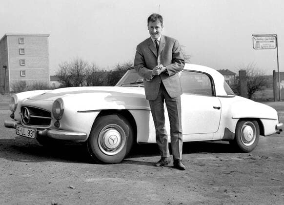 Rudi Gutendorf wird am 30.08.2016 Neunzig Jahre alt. Rudi Gutendorf mit Mercedes 190 SL Maerz 1964 HM