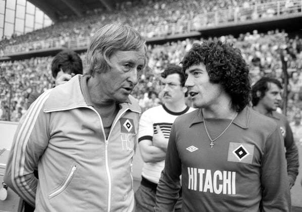 Rudi Gutendorf wird am 30.08.2016 Neunzig Jahre alt. MSV Duisburg - Hamburger SV 5:2 06.08.1977 Trainer Rudi Gutendorf und Kevin Keegan (beide HSV) unterhalten sich. Aufn. 06.08.1977. HM